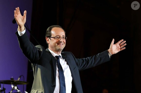 François Hollande sur la place de la Bastille à Paris. Il est minuit passé, le lundi 7 mai.