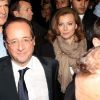 François Hollande et Valérie Trierweiler arrivent sur la place de la Bastille à Paris. Il est minuit passé, le lundi 7 mai.
