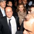 François Hollande et Valérie Trierweiler arrivent sur la place de la Bastille à Paris. Il est minuit passé, le lundi 7 mai.