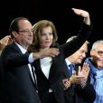 François Hollande et Valérie Trierweiler sur la place de la Bastille à Paris. Il est minuit passé, le lundi 7 mai.