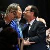 François Hollande embrasse son ex-compagne et mère de ses quatre enfants Ségolène Royal sur la place de la Bastille à Paris. Il est minuit passé, le lundi 7 mai.