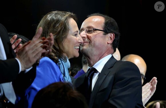 François Hollande embrasse son ex-compagne et mère de ses quatre enfants Ségolène Royal sur la place de la Bastille à Paris. Il est minuit passé, le lundi 7 mai.