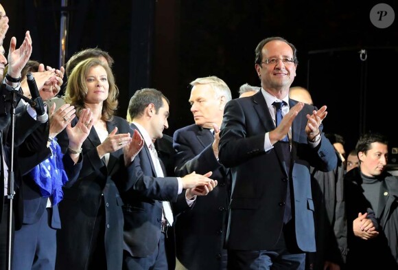 François Hollande et Valérie Trierweiler sur la place de la Bastille à Paris. Il est minuit passé, le lundi 7 mai.