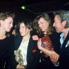Kate Berry, sa maman Jane Birkin, avec Charlotte et Serge Gainsbourg au César, le 23 février 1986 à Paris.