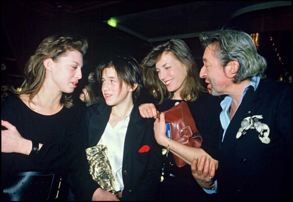 Kate Berry, sa maman Jane Birkin, avec Charlotte et Serge Gainsbourg au César, le 23 février 1986 à Paris.