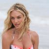 Candice Swanepoel en plein shooting Victoria's Secret à Saint-Barthélemy, le 1er mai 2012.