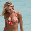 Candice Swanepoel en plein shooting Victoria's Secret à Saint-Barthélemy, le 1er mai 2012.