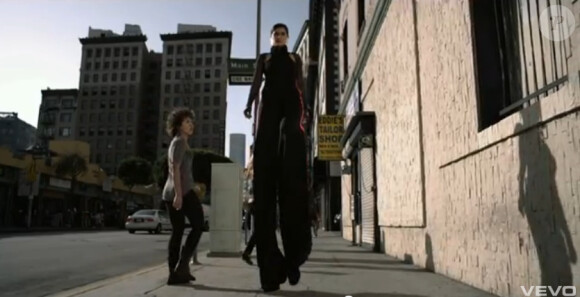 Image extraite du clip Big Hoops (Bigger The Better) de la très grande Nelly Furtado, mai 2012.
