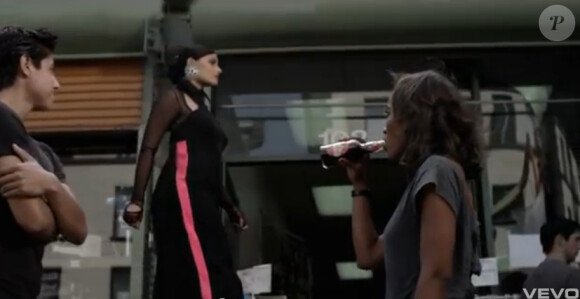 Image extraite du clip Big Hoops (Bigger The Better) de Nelly Furtado, mai 2012.