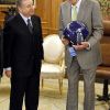 Le roi Juan Carlos Ier d'Espagne a reçu le 9 mai 2012 la médaille d'honneur de la FIA ainsi qu'un casque de Michael Schumacher, remis par le président de la FIA Jean Todt.