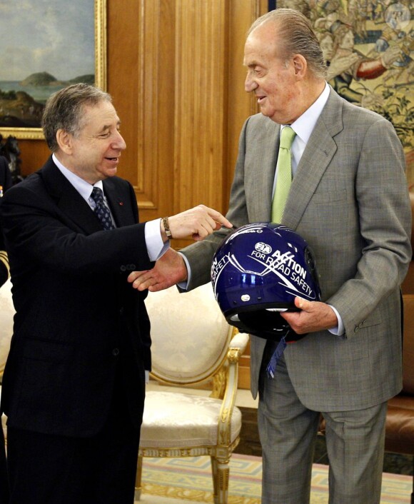 Le roi Juan Carlos Ier d'Espagne a reçu le 9 mai 2012 la médaille d'honneur de la FIA ainsi qu'un casque de Michael Schumacher, remis par le président de la FIA Jean Todt.