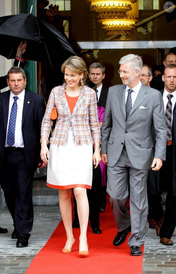 Entre pluie et éclaircies, le prince Philippe et la princesse Mathilde de Belgique se déplaçaient le 9 mai 2012 à Turnhout pour le 800e anniversaire de la ville.