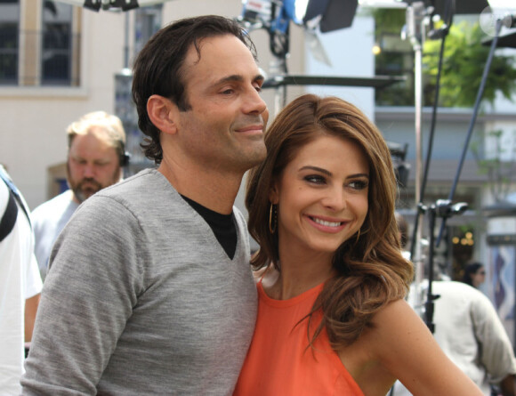 Maria Menounos et son petit ami Keven Undergaro sur le plateau de l'émission Extra, à Los Angeles, le 9 mai 2012