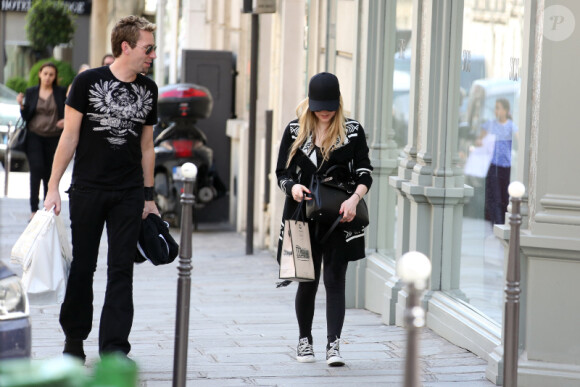 Avril Lavigne et son nouveau compagnon s'offrent un moment de détente à Paris le 10 mai 2012