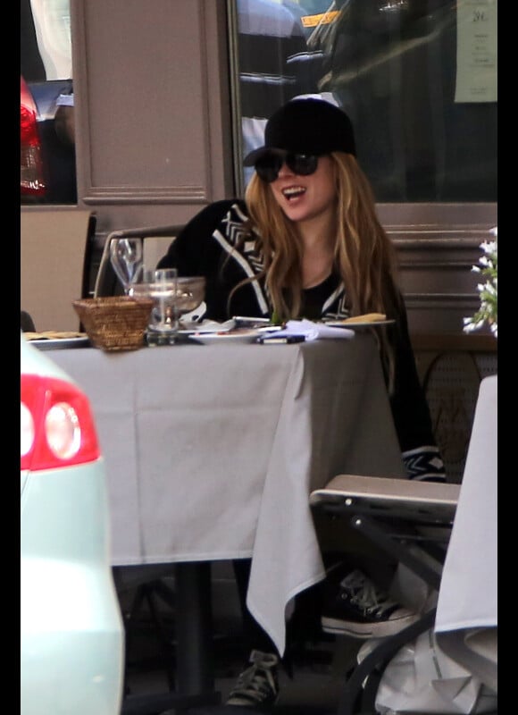 Avril Lavigne morte de rire à la Maison de la Truffe à Paris le 10 mai 2012