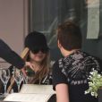  Avril Lavigne et son nouveau compagnon, très épanouis, lorsqu'ils déjeunent à la Maison de la Truffe avant de faire un peu de shopping à Paris le 10 mai 2012 