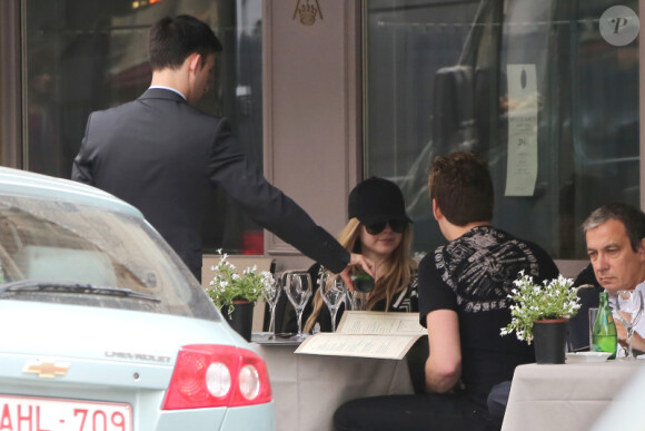 Avril Lavigne et son nouveau compagnon, très épanouis, lorsqu'ils déjeunent à la Maison de la Truffe avant de faire un peu de shopping à Paris le 10 mai 2012
