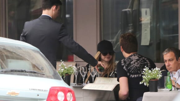 Avril Lavigne : Journée romantique à Paris avec un bel inconnu