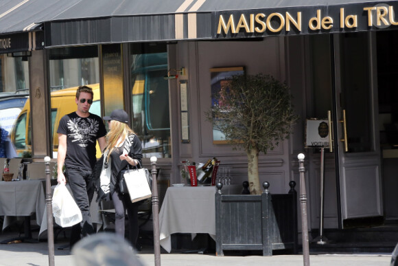 Avril Lavigne et son nouveau compagnon déjeunent à la Maison de la Truffe  avant de faire un peu de shopping à Paris le 10 mai 2012