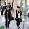  Avril Lavigne et son nouveau compagnon : pause shopping à Paris le 10 mai 2012 pour les tourtereaux 