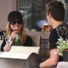 Avril Lavigne et son nouveau compagnon semblent passer un moment très agréable à la Maison de la Truffe avant de faire un peu de shopping à Paris le 10 mai 2012