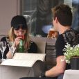  Avril Lavigne et son nouveau compagnon semblent passer un moment très agréable à la Maison de la Truffe avant de faire un peu de shopping à Paris le 10 mai 2012 