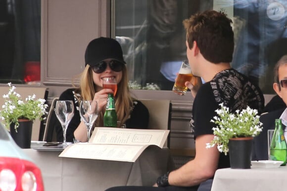 Avril Lavigne et son nouveau compagnon semblent passer un moment très agréable à la Maison de la Truffe avant de faire un peu de shopping à Paris le 10 mai 2012