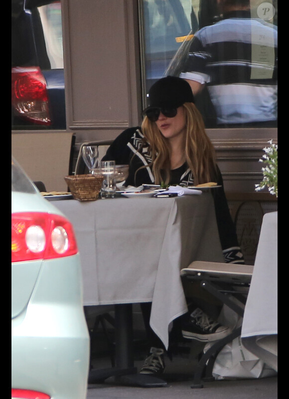 Avril Lavigne morte de rire à la Maison de la Truffe à Paris le 10 mai 2012