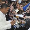 Will Smith a fait plaisir à ses fans lors de la première de Men in Black 3 à Paris. Le 11 mai 2012