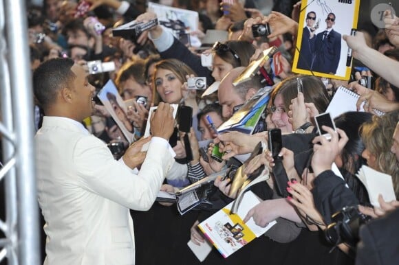 Will Smith a fait plaisir à ses fans lors de la première de Men in Black 3 à Paris. Le 11 mai 2012