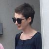 La jolie Anne Hathaway fait du shopping à Miami, le 11 mai 2012