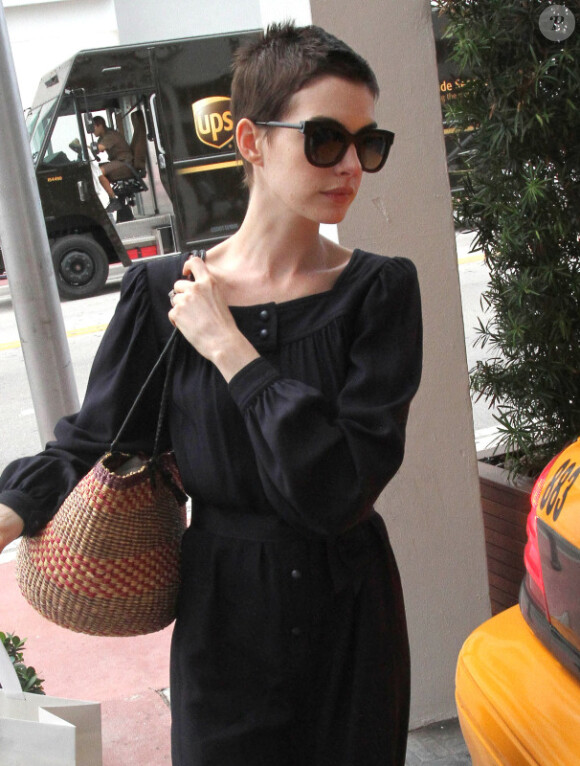 Anne Hathaway, les cheveux courts, fait du shopping à Miami, le 11 mai 2012