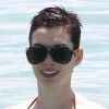 Anne Hathaway se baigne à Miami, le 11 mai 2012. La star a enlevé sa bague de fiançailles. Est-ce seulement pour se baigner ?