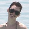 Anne Hathaway, souriante, se baigne à Miami, le 11 mai 2012. La star a enlevé sa bague de fiançailles. Est-ce seulement pour se baigner ?