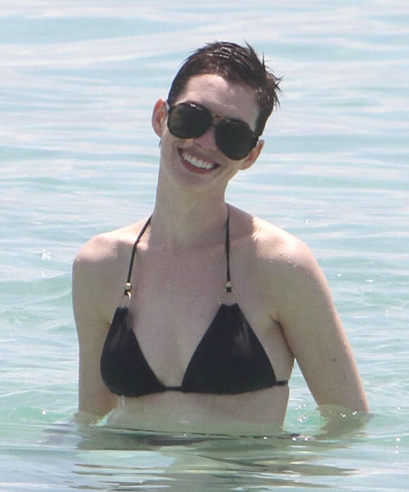 Anne Hathaway, souriante, se baigne à Miami, le 11 mai 2012. La star a enlevé sa bague de fiançailles. Est-ce seulement pour se baigner ?