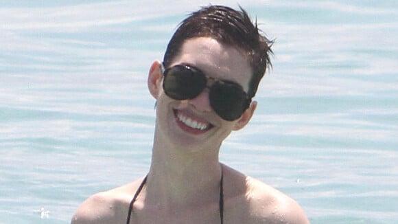 Anne Hathaway dévoile sa coupe garçonne en bikini sur la plage