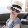 Anne Hathaway profite du soleil sur les plages à Miami, le 11 mai 2012. La star a enlevé sa bague de fiançailles. Est-ce seulement pour se baigner ?