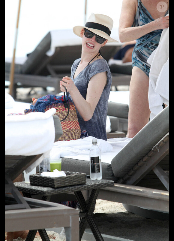 Anne Hathaway profite du soleil sur les plages à Miami, le 11 mai 2012. La star a enlevé sa bague de fiançailles. Est-ce seulement pour se baigner ?
