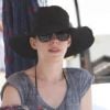 Anne Hathaway se baigne à Miami, le 11 mai 2012. La star a enlevé sa bague de fiançailles. Est-ce seulement pour se baigner ?
