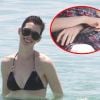 Anne Hathaway se baigne à Miami et profite du soleil, le 11 mai 2012. La star a enlevé sa bague de fiançailles. Est-ce seulement pour se baigner ?