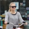 Kristen Bell et son fiancé Dax Shepard, à Los Angeles, lors d'une balade à vélo, le samedi 12 mai 2012.
