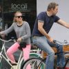 Kristen Bell et son fiancé Dax Shepard, à Los Angeles, lors d'une balade à vélo, le samedi 12 mai 2012.