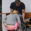 Kristen Bell et son fiancé Dax Shepard, à Los Angeles, lors d'une balade à vélo, le samedi 12 mai 2012.