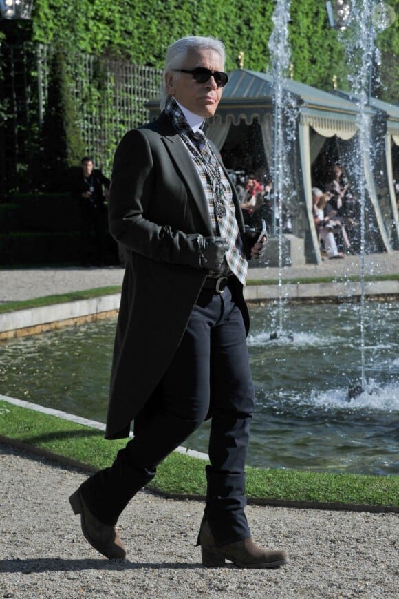Karl Lagerfeld lors du défilé Chanel Croisière 2012-2013 au château de Versailles. Le 14 mai 2012.