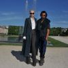 L'actrice Tilda Swinton et le styliste-créateur Haider Ackermann assistent au défilé Chanel qui présente sa collection Croisière 2012-2013 au château de Versailles. Le 14 mai 2012.