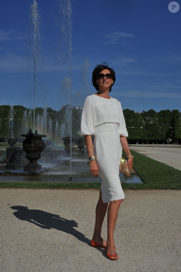 Inès de la Fressange assiste au défilé Chanel qui présente sa collection Croisière 2012-2013 au château de Versailles. Le 14 mai 2012.