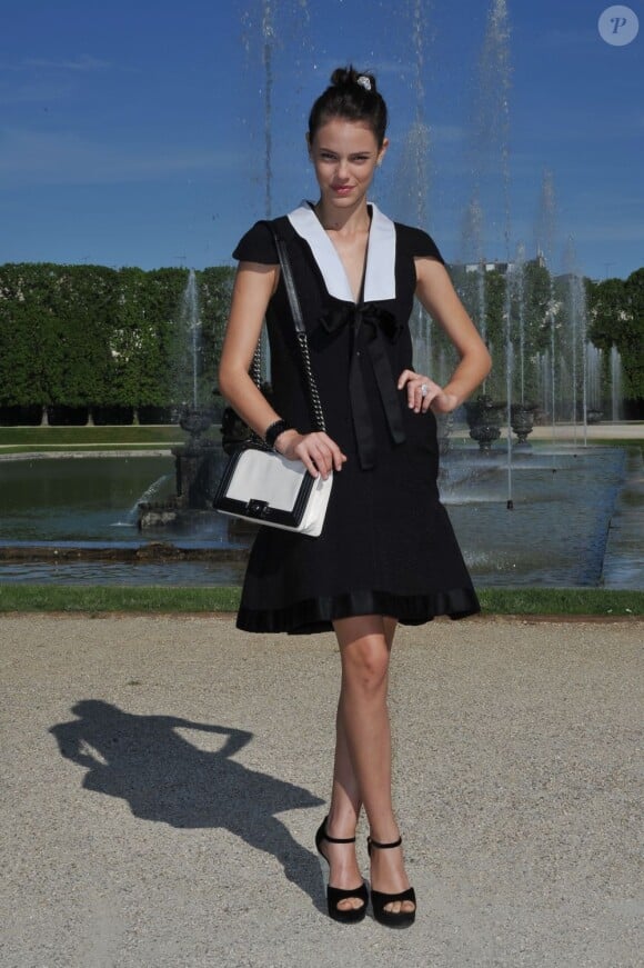 Laura Neiva assiste au défilé Chanel qui présente sa collection Croisière 2012-2013 au château de Versailles. Le 14 mai 2012.