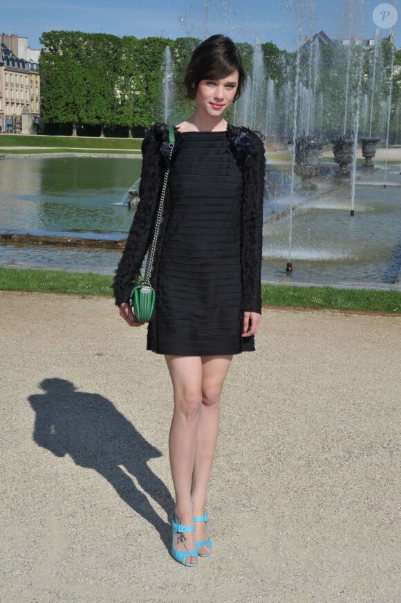 Astrid Bergès-Frisbey assiste au défilé Chanel qui présente sa collection Croisière 2012-2013 au château de Versailles. Le 14 mai 2012.