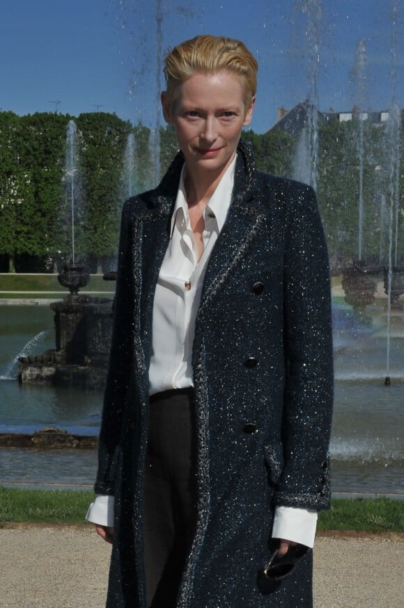 Tilda Swinton assiste au défilé Chanel qui présente sa collection Croisière 2012-2013 au château de Versailles. Le 14 mai 2012.