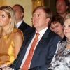Le prince Willem-Alexander, la princesse Maxima et la reine Beatrix des Pays-Bas étaient réunis au palais Noordeinde à La Haye le 15 mai 2012, pour la remise des Prix Pommes d'Oranje (Apeltjes van Oranje) du fonds Orange.